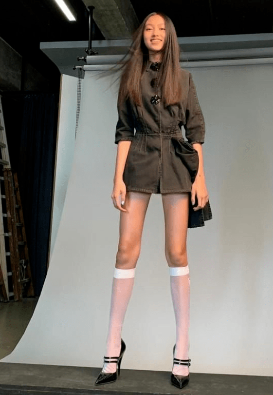 原创任达华女儿太绝15岁就拿死亡白丝搭高跟鞋腿还长得要命