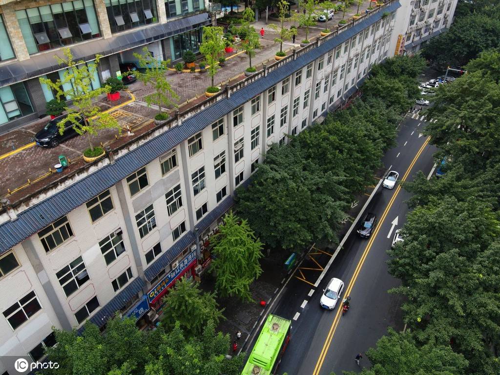 重庆现楼顶公路6楼屋顶上跑汽车