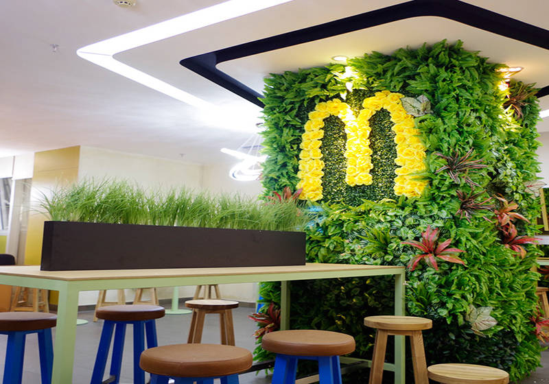 店铺室内背景墙常用的仿真植物墙用不用打理?_效果