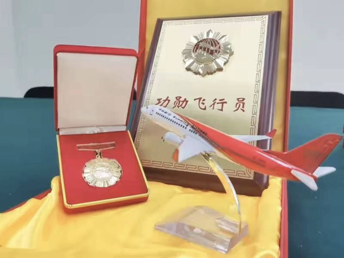 用无数磨砺和汗水赢得的荣誉:致敬民航功勋飞行员!