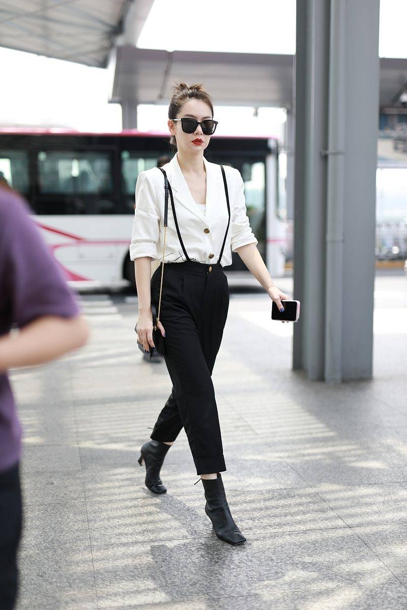 原创戚薇气质开挂酒红色西服配牛仔裤复古高贵美出新高度