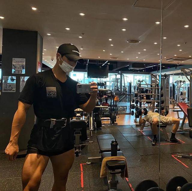 韩国小伙爱健身练出一身腱子肉从小奶狗变成肌肉狼狗