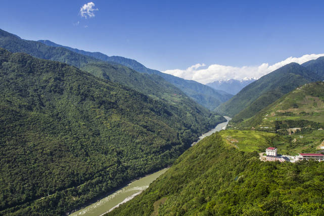 地势由北向南急剧下降,北部高达7756米的南迦巴瓦峰,南缘巴昔卡海拔仅