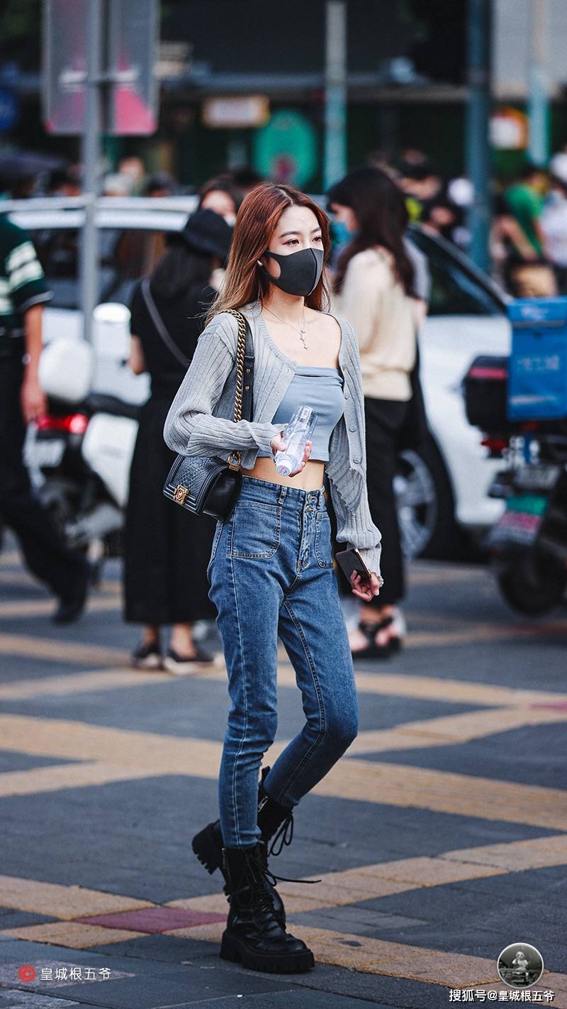 街拍:潮人们的穿搭总是非常好看,她们的生活也是多姿多彩_手机搜狐网