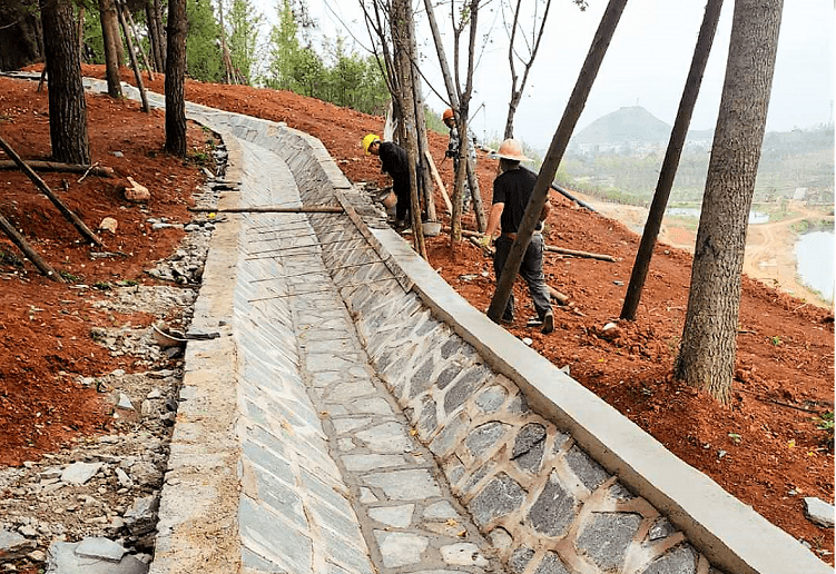 地灾隐患整治传喜讯 截排水边沟顺利完工