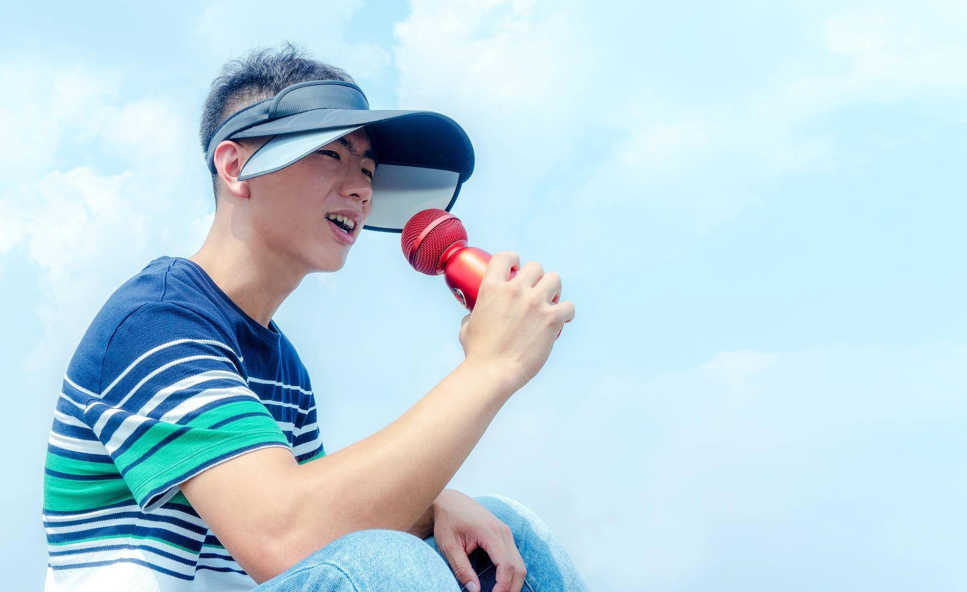 用歌声传递快乐,小巨蛋麦克风让你的声音变得更好听