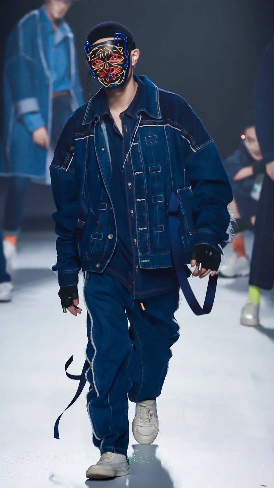 黄氏集团旗下靛蓝纹学牛仔"福禄寿禧"专场时装秀在广东时装周成功举办