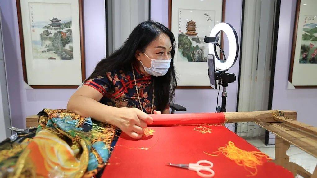 黄春萍 湖北省汉绣传承人 国家"非遗"刺绣评委 民间文化守望者 中国