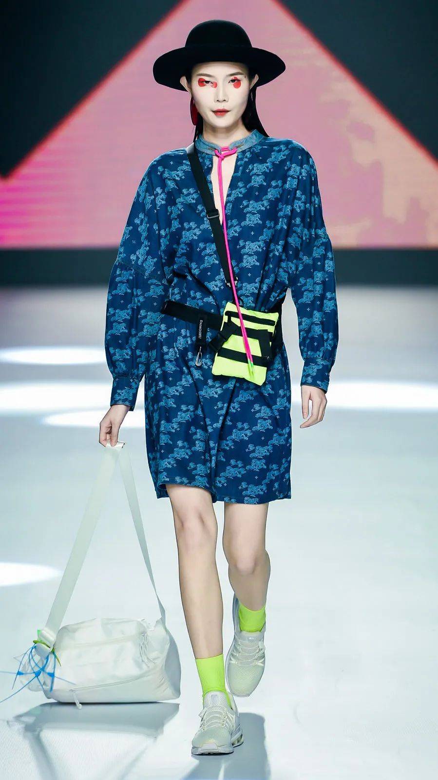 黄氏集团旗下靛蓝纹学牛仔"福禄寿禧"专场时装秀在广东时装周成功举办