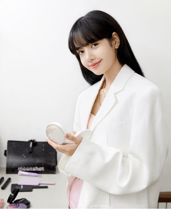 lisa凹造型真是一绝!西装外套反着穿还要露一半肩膀,简直惊呆了