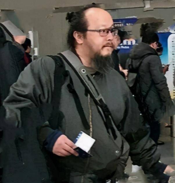 原创50岁窦唯近照发际线秃到后脑勺尽显沧桑前妻王菲越活越年轻