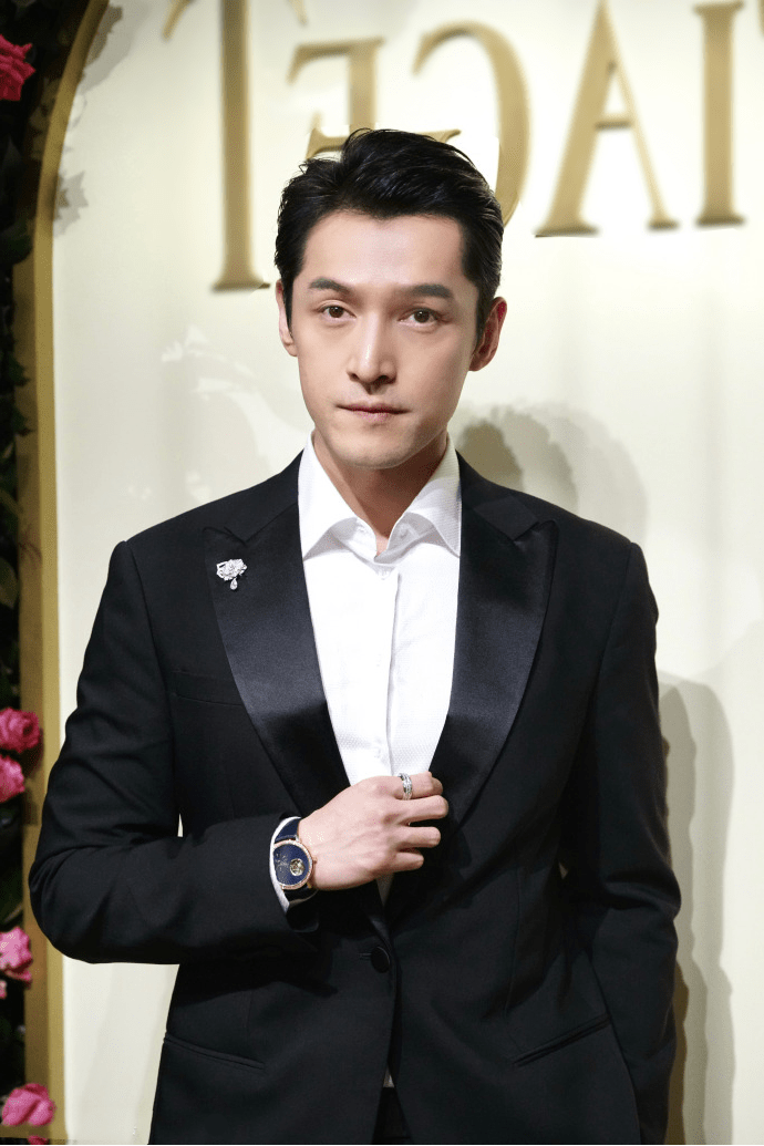 胡歌手上佩戴的这枚伯爵altiplano系列g0a44053腕表也是优雅的"代言表