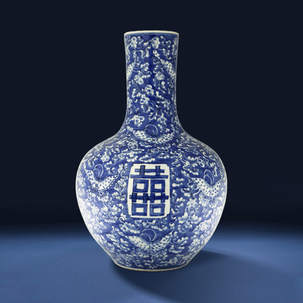 无底价起拍敬请期待 拍品编号:lot125 清 五彩开光四季花鸟博古棒槌瓶