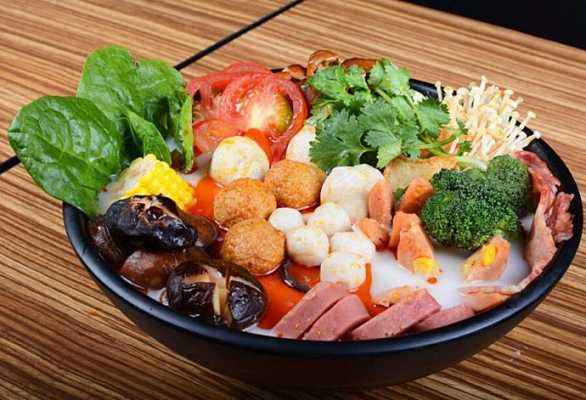 或者情侣居多,因此选用大桌子作为餐桌,结果到店里吃麻辣烫的单人居多