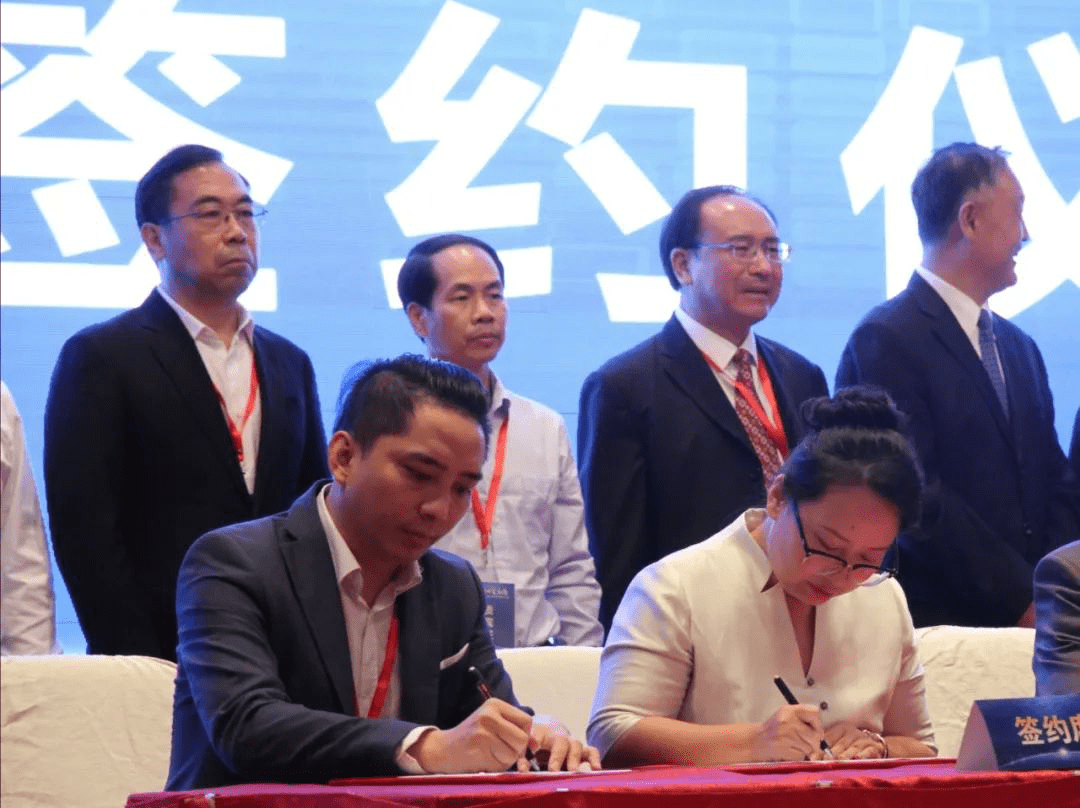 璐瑶妈妈与海口复兴城互联网信息产业园副总经理吴清吉,签署了大咖
