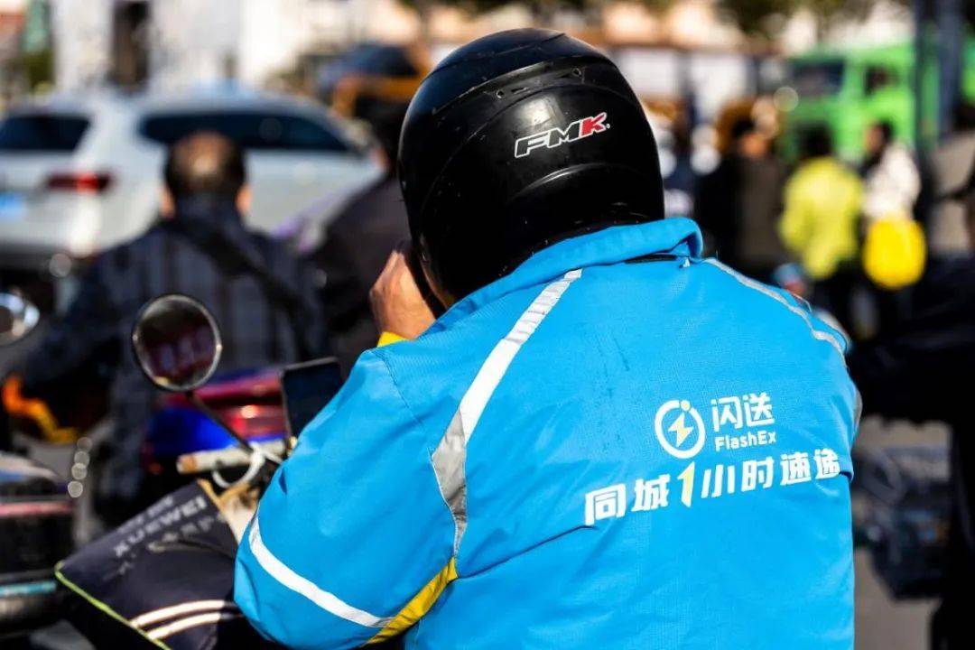 近日,江苏苏州闪送员石哄龙被电动车电池炸伤的新闻引发外界关注.