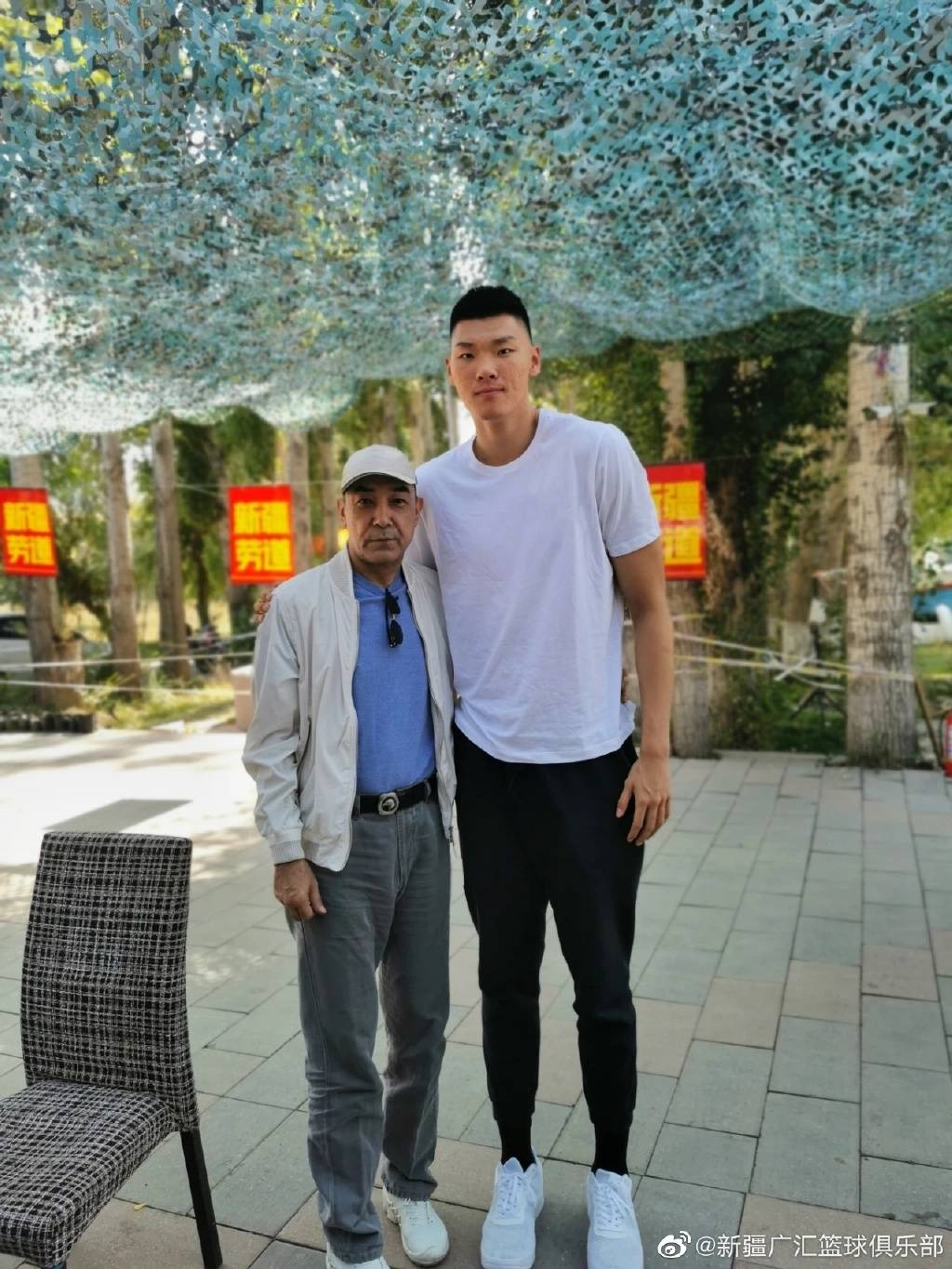 范子铭返回新疆与前队友告别 球队发文:这里也是家乡