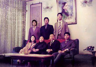 邓丽君(下排左一)与郭孔丞(上排左一)一家合影二房的女儿郭惠光于2017