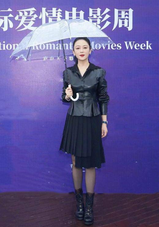 被陈红惊艳到了,全黑造型也能穿出时髦感,简约风太高级