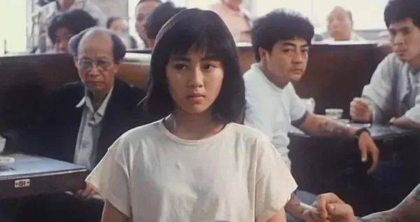 1988年,《學校風雲》中袁潔瑩飾演朱婉芳,可憐的少女被不良青年纏上