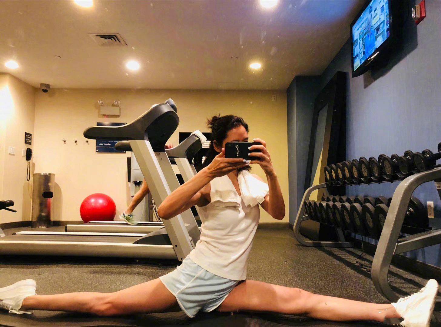 她曾是亚洲第一名模,被央视名导抛弃,转身回家种田成亿万富婆_马艳丽