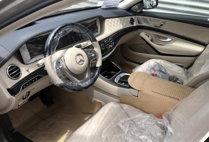 首辆2021款迈巴赫s680抵达北京车展外观堪称艺术品