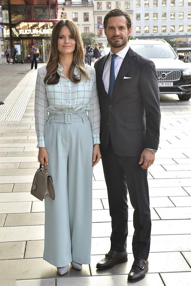 原创她是瑞典版梅根曾因抱蛇拍泳装封面被全民骂现成王室楷模王妃