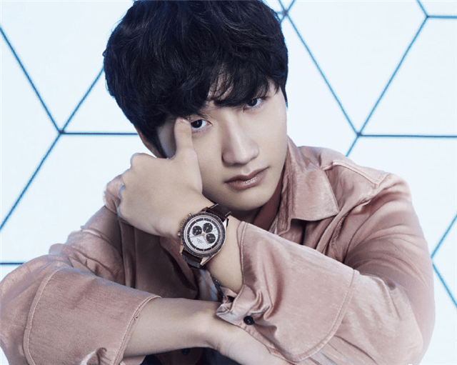 首席品牌官,带着几位选手拍摄了一组时尚照片,其中就有小花生peanut