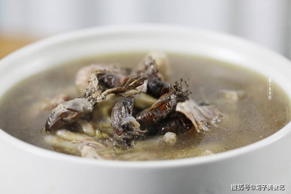 虫体的营养转化成菌丝体,最终虫体被菌丝体完全占据而只剩下一个躯壳