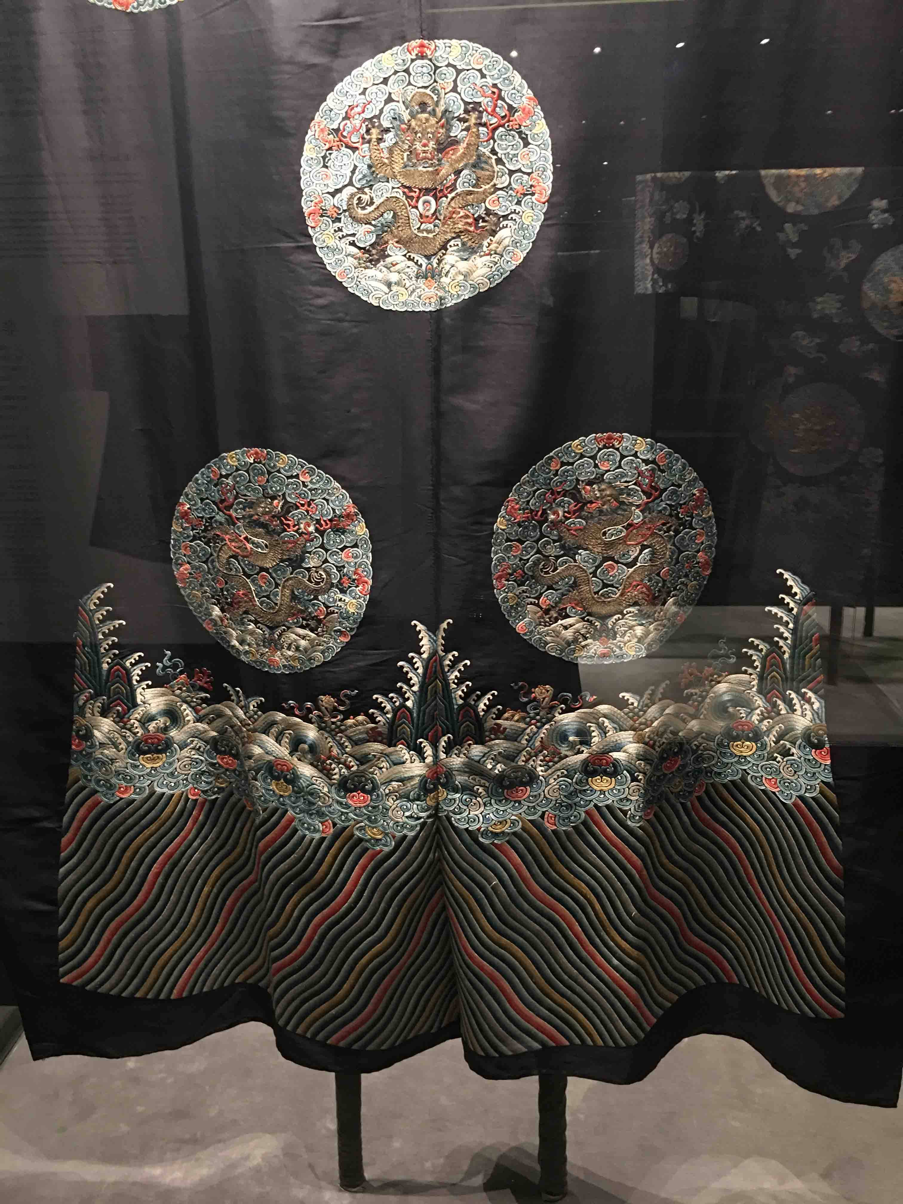 中国龙纹之石青色绣海水江崖龙袍