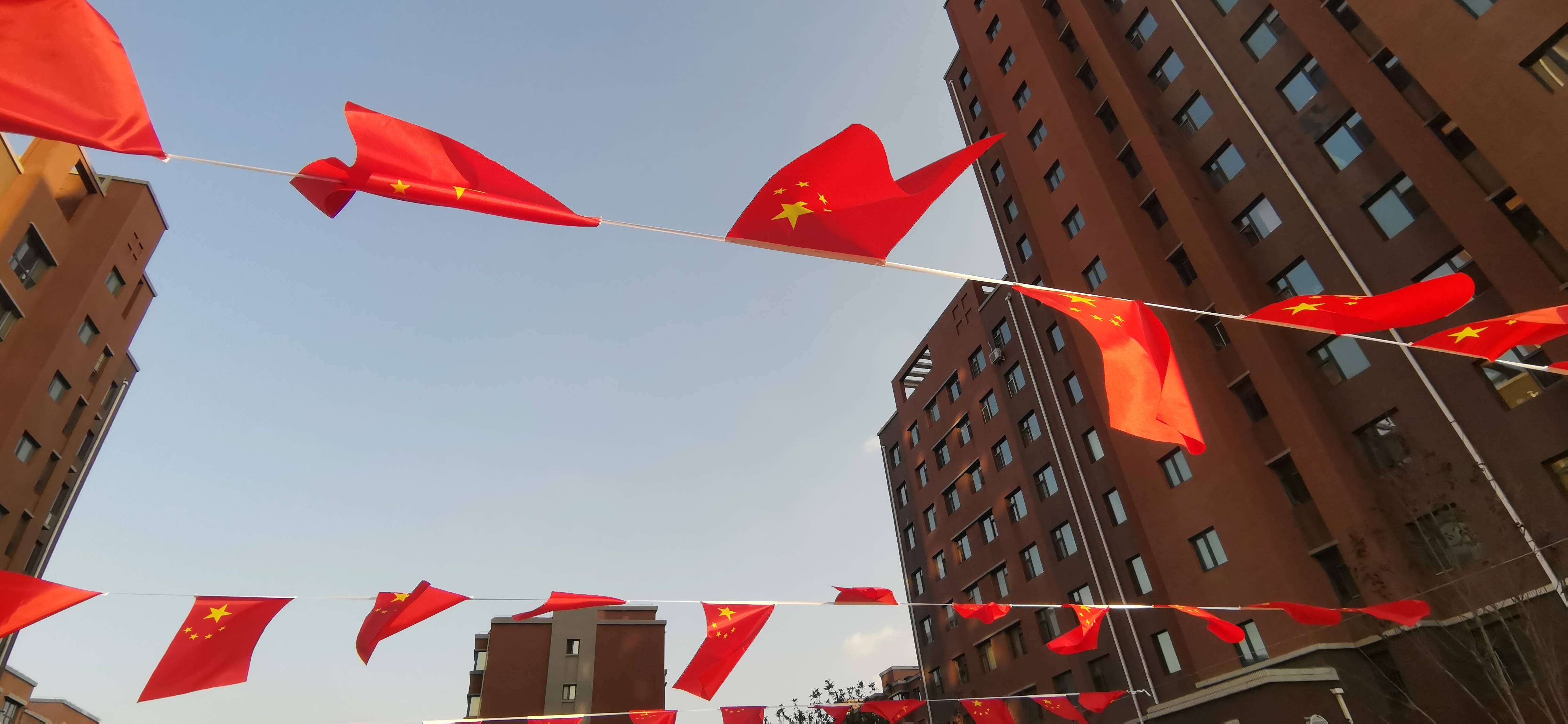 国庆将至,大街小巷一片祥和欣欣向荣的景象,感恩祖国!