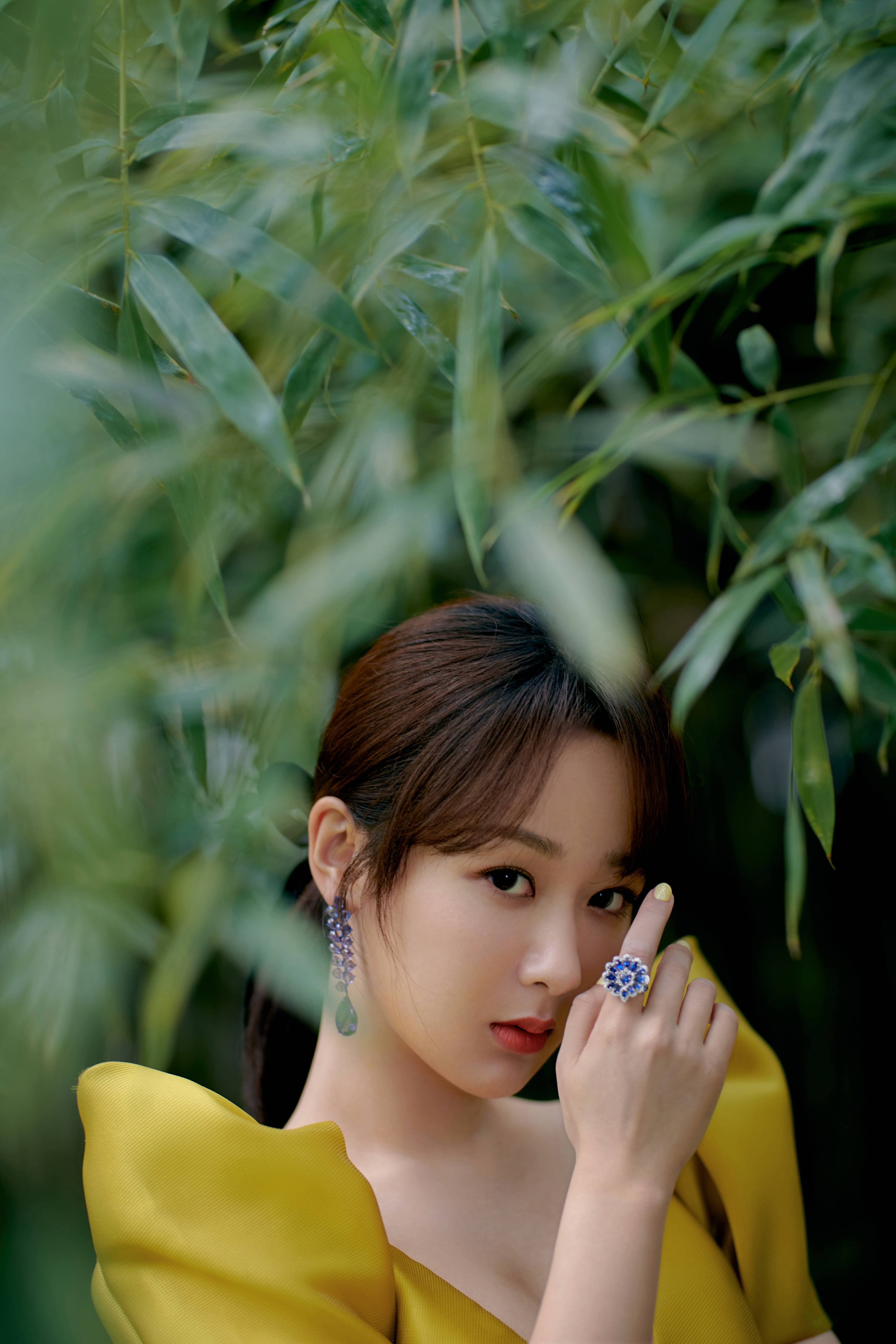 杨紫亮相第35届大众电影百花奖,芥黄阔肩袖长裙优雅高贵