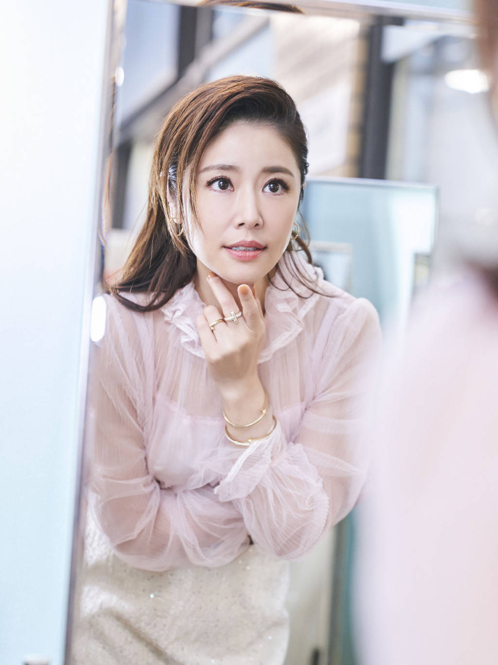 原创林心如最美时尚辣妈穿白衬衫配红色半身裙高贵减龄又洋气