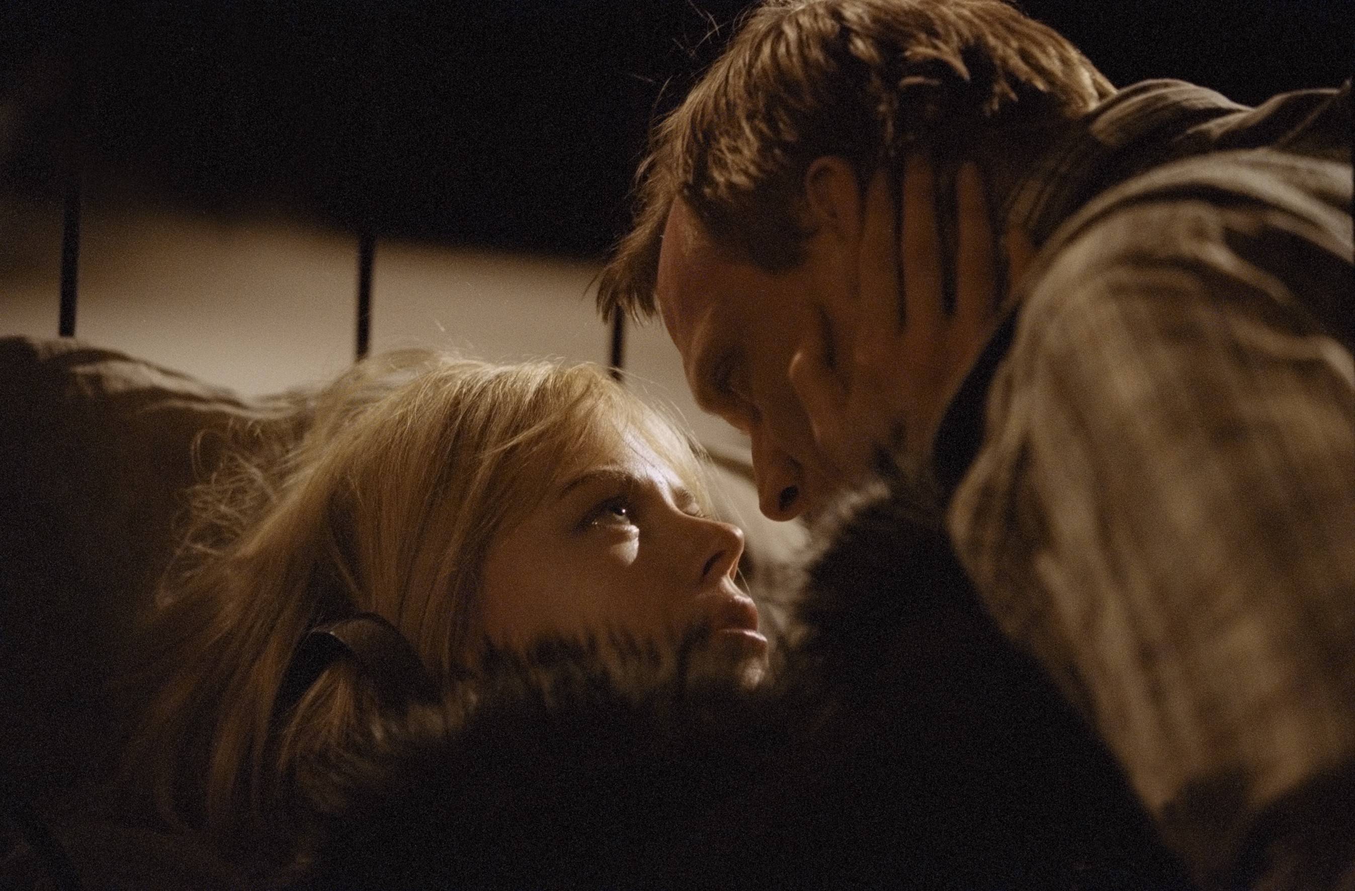 美女误入偏僻小镇,本以为获救,却不知这才是噩梦的开始