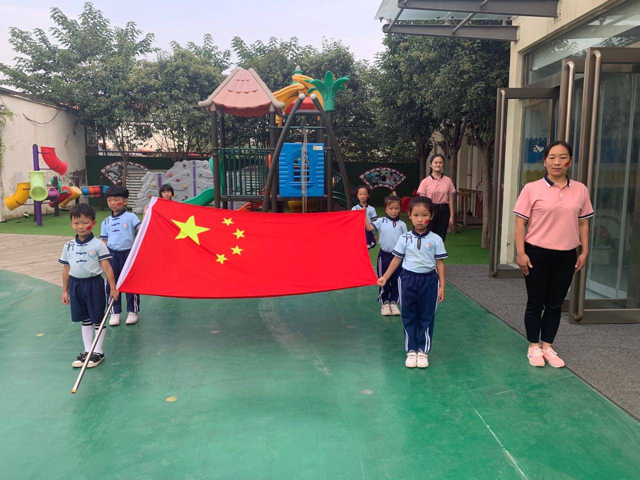 我是小小护旗手 ——惠济区古荥幼儿园庆国庆升旗仪式活动_五星红旗