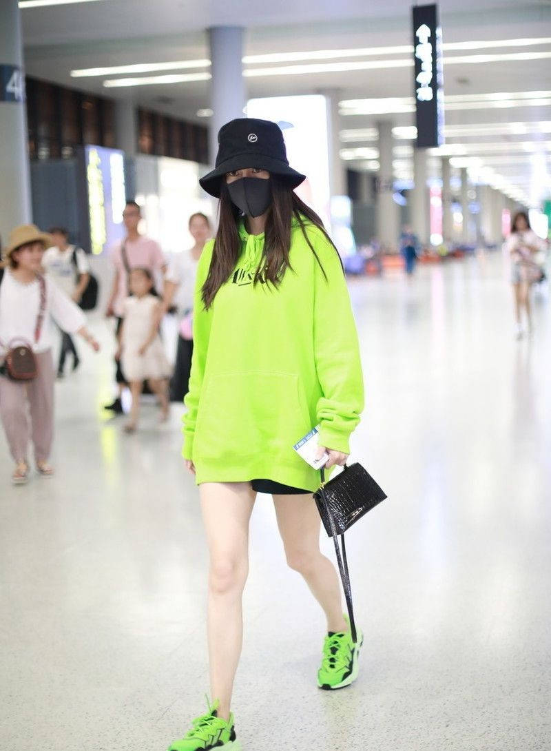 杨颖机场穿卫衣 安全裤秀腿,看到素颜的眼睛,我信她没整容了