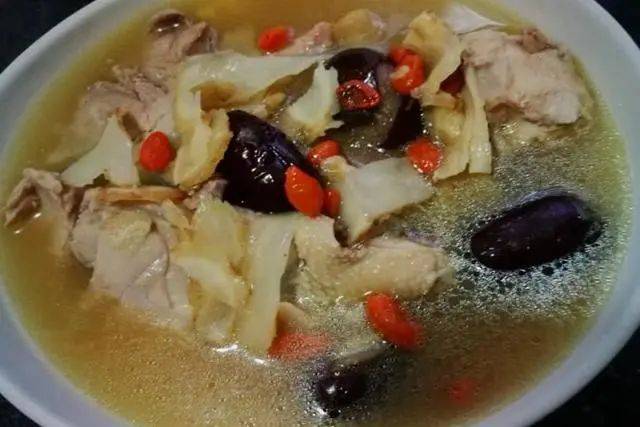 三种家长当作宝的汤,不适合经常给孩子喝,不光伤脾胃还影响长个