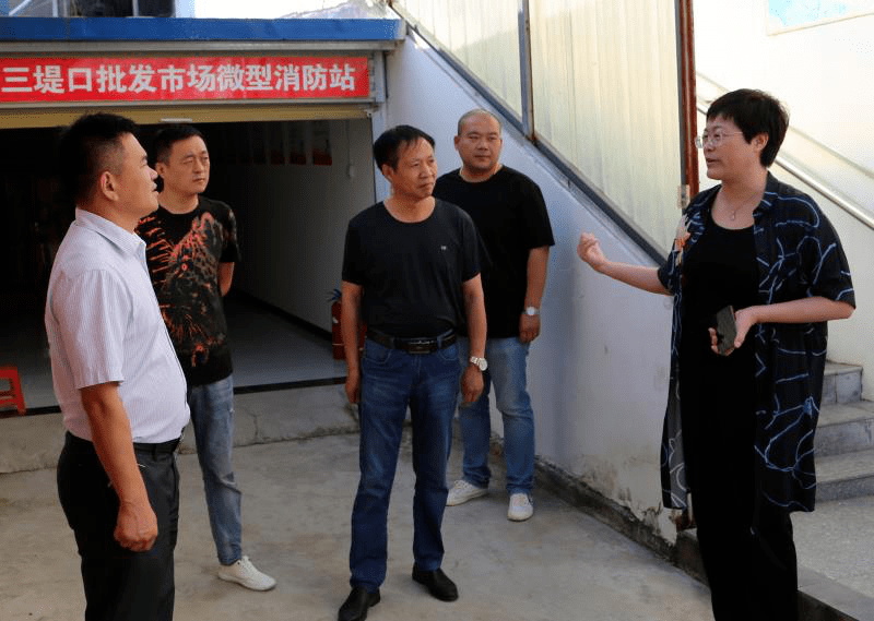 濉溪镇镇委副书记,镇长陆松平到城北小商品市场督查安全工作