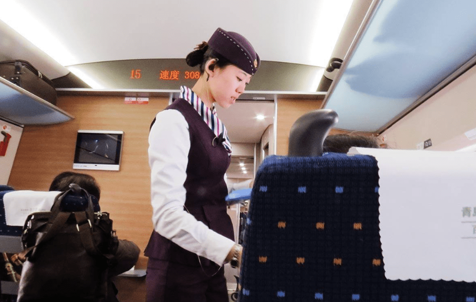 高铁乘务员和空姐工作内容差不多,为什么很多人却更喜欢当空姐?