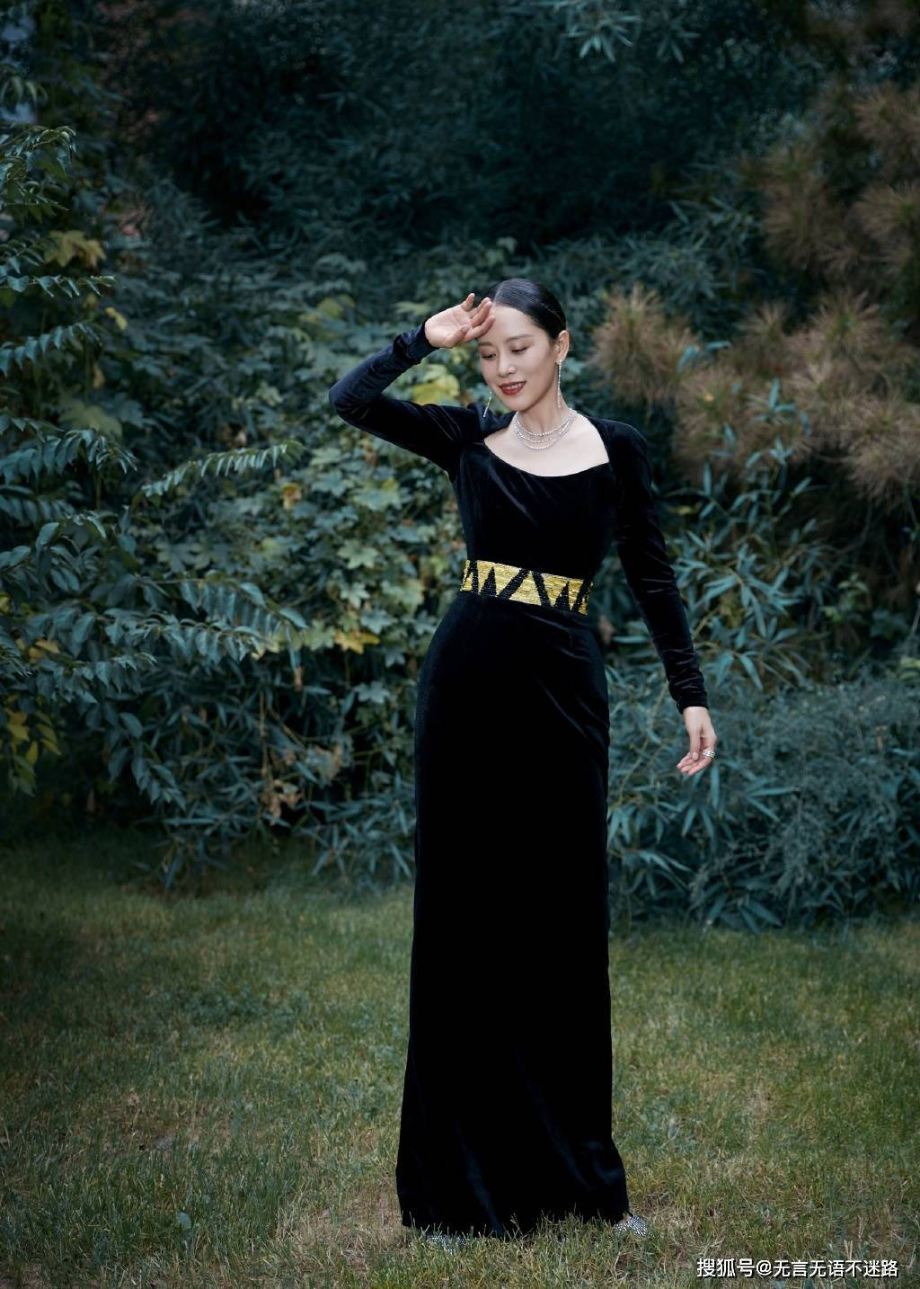 海清黑丝绒露背裙今天海姐好美