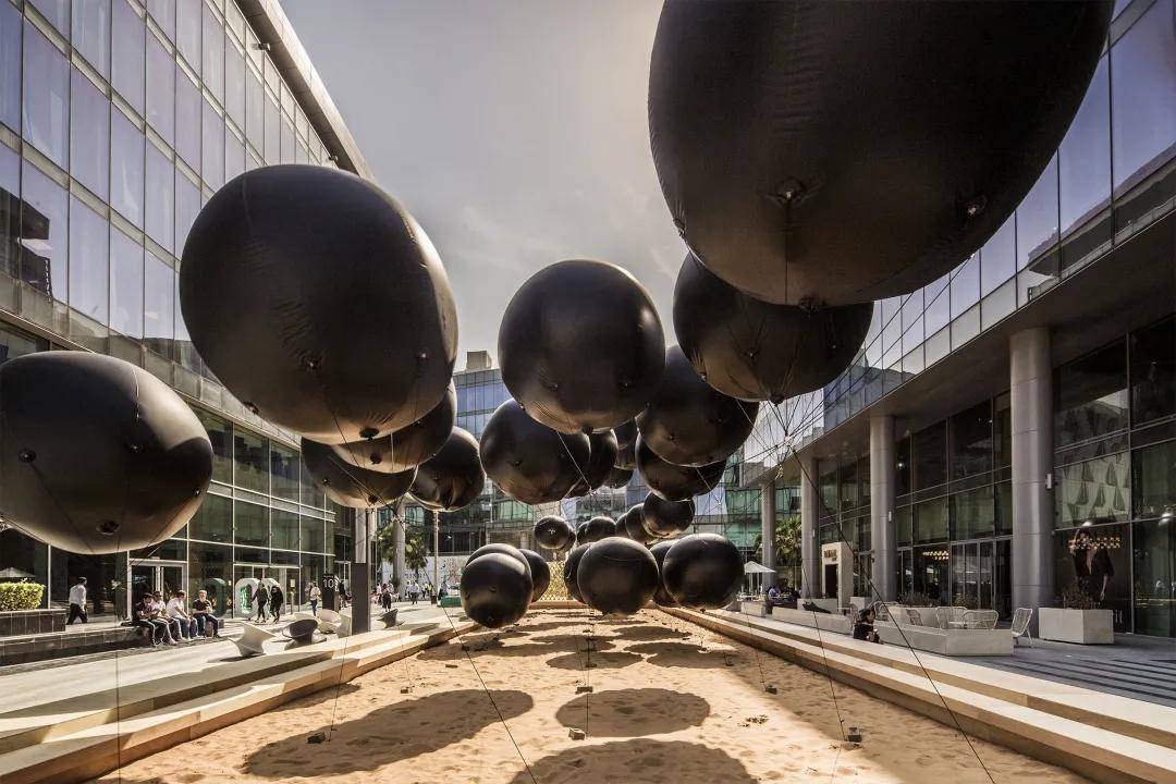 原创50个黑色气球aidah艺术装置