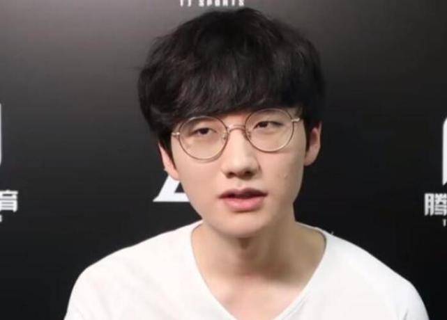 小花生解释不控龙的原因,自己忘记有峡谷先锋,干脆退役吧