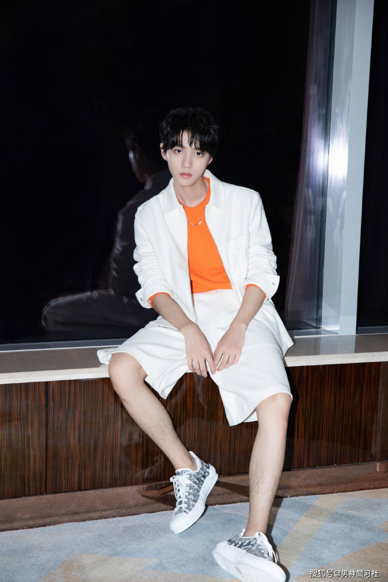 王俊凯最新秋季穿搭卡其色风衣搭配浅色衬衫成熟又不失清新