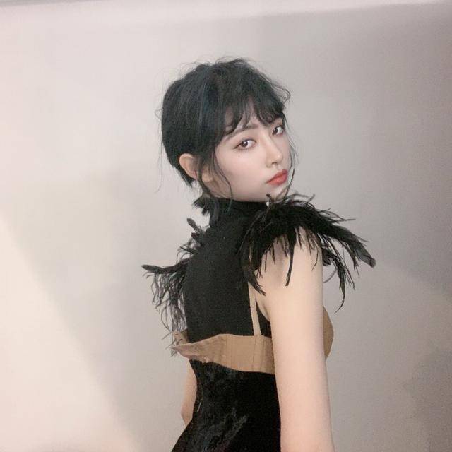 the9成员徐佳琪内衣外穿时尚感十足羽毛袖个性气质