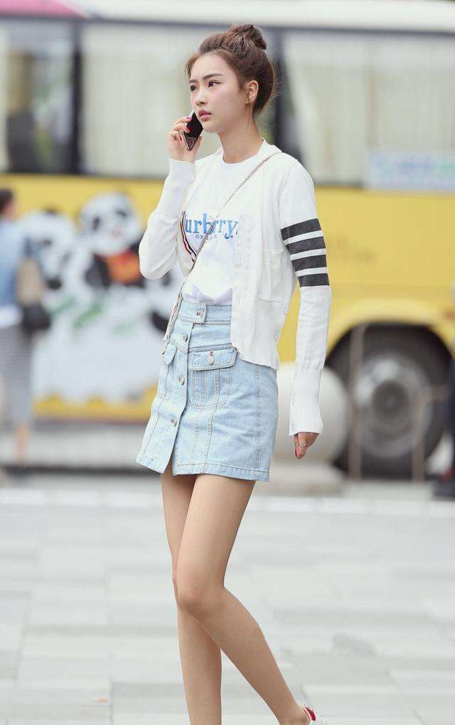 小姐姐穿这身衣服真的很性感,完美的展示了自己的身材