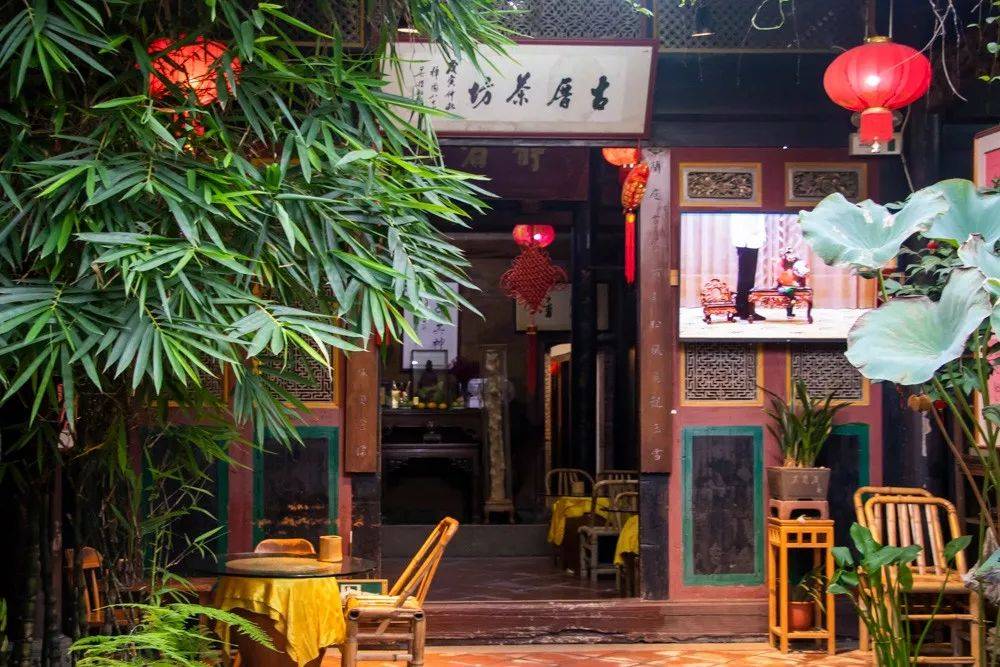 20年间,古厝茶馆已然成了泉州的一张"名片",而在来听讲古的老人心中