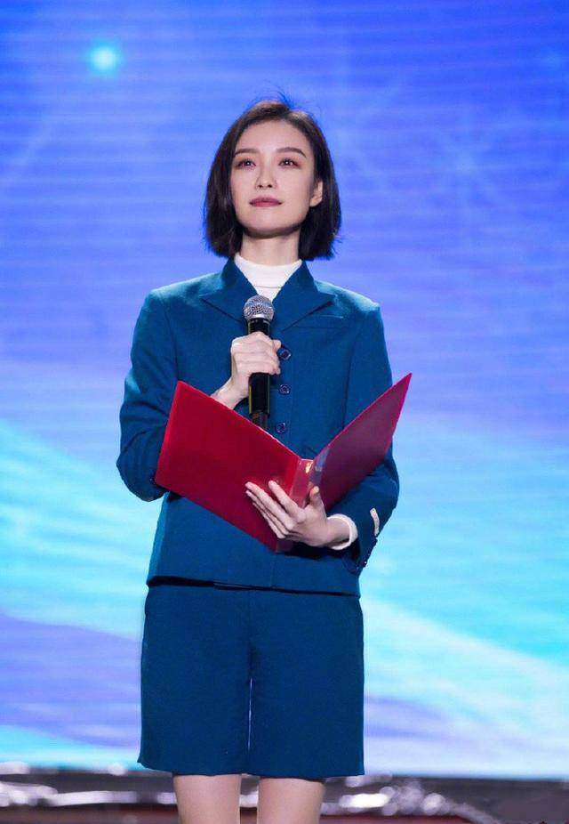 倪妮出席晚会穿蓝色西服套装展现知性优雅神仙落泪上热搜了