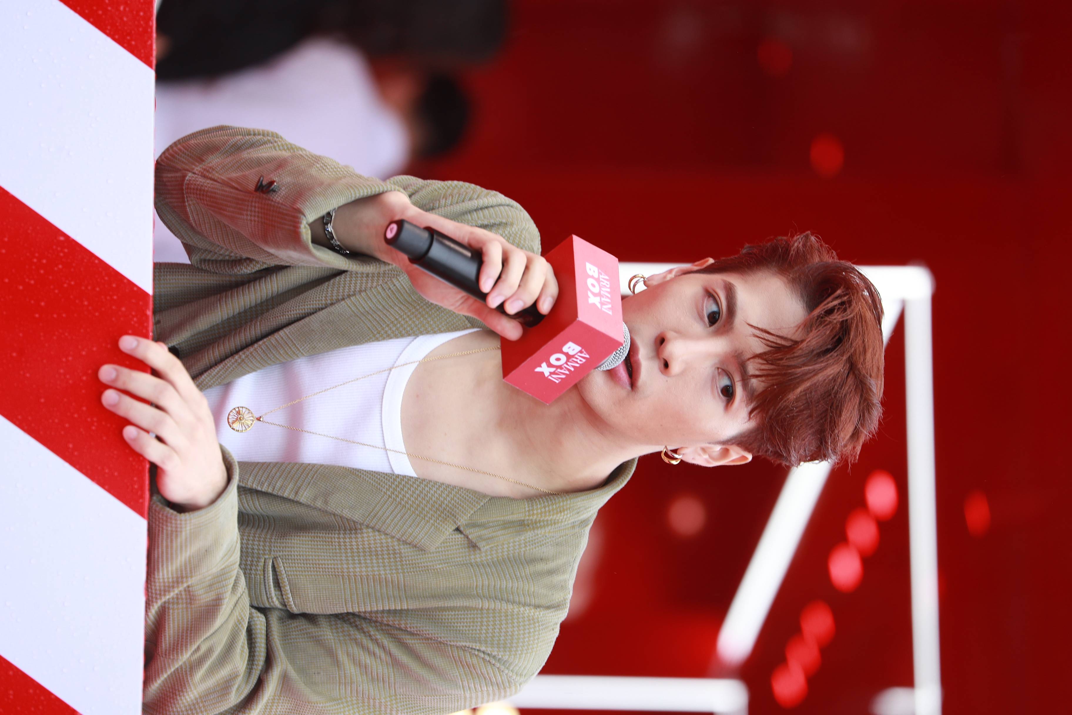 王嘉尔帅气西装亮相人气爆棚 自曝变胖五公斤仍不忘美食