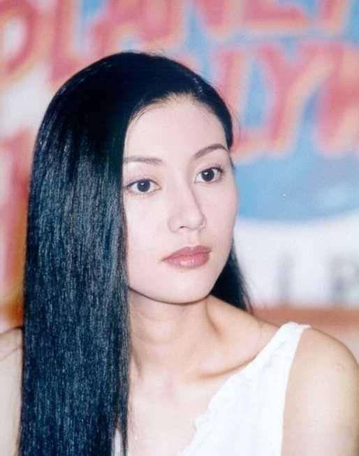 18岁时,她在香港是个了不起的人物,50岁在美国仍然和当年一样_李嘉欣