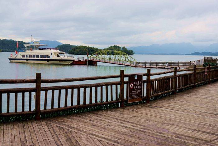 我們開始上了一個大的遊船,去遊這個景區最遠最大的一個島,西海漁村